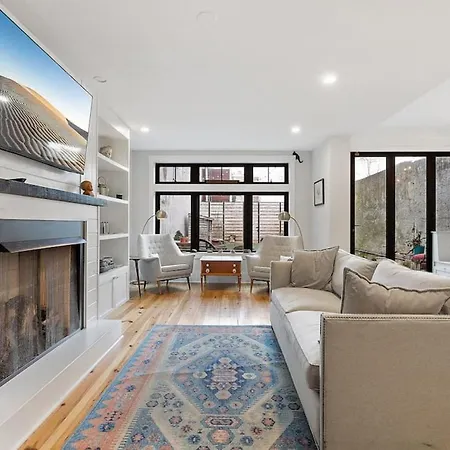 Designer 3 Bedroom Townhome With Beautiful Backyard